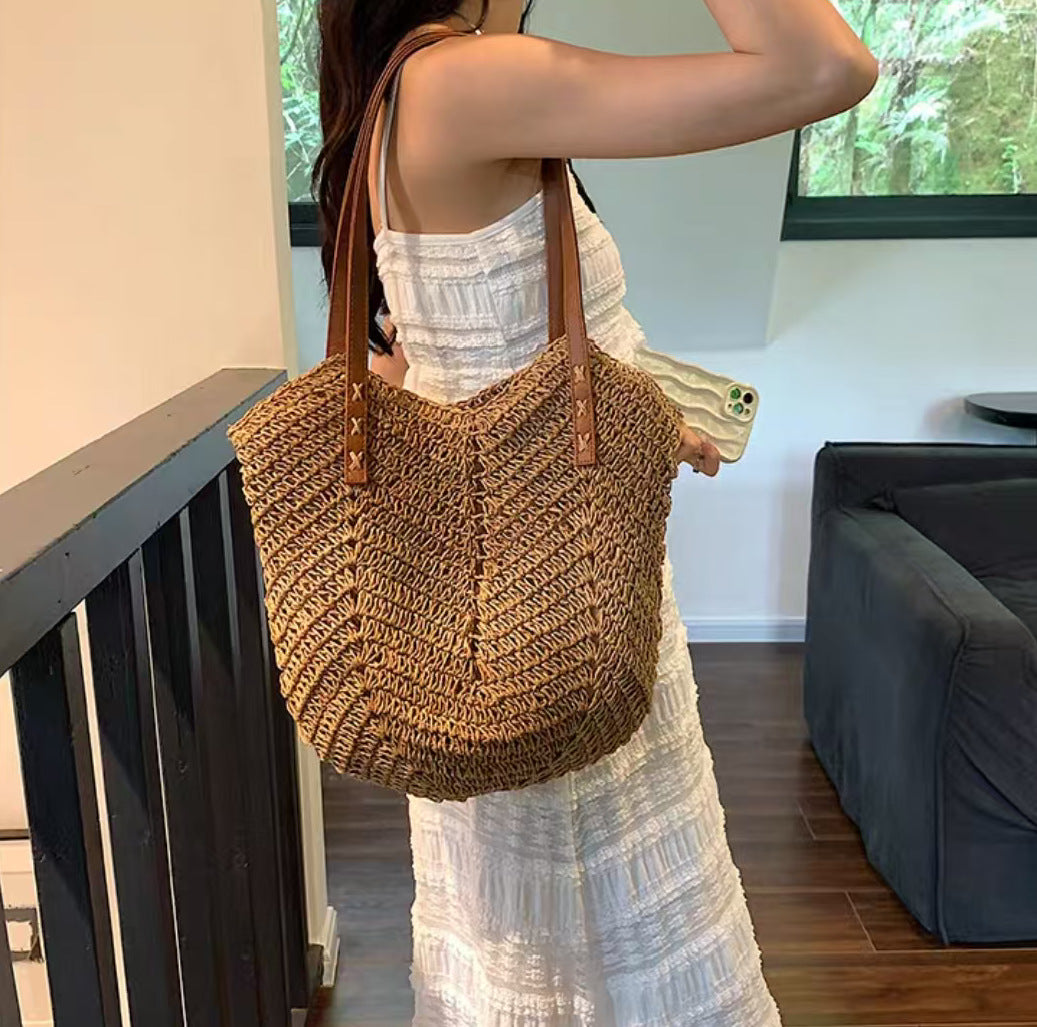 Beach bag with fashionable woven pattern and robust leather straps Bowlift