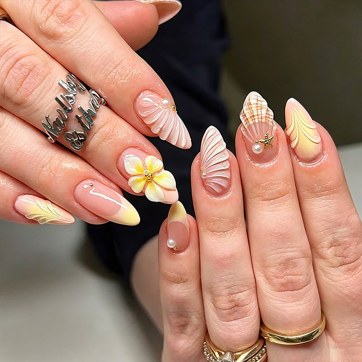 Artful nail set with floral accents Bowlift