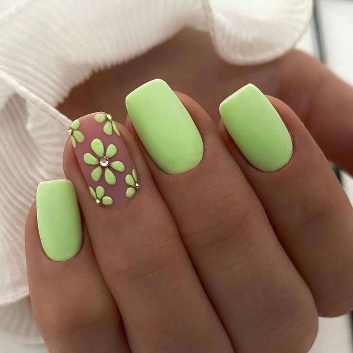 Artificial nails with delicate floral patterns Bowlift