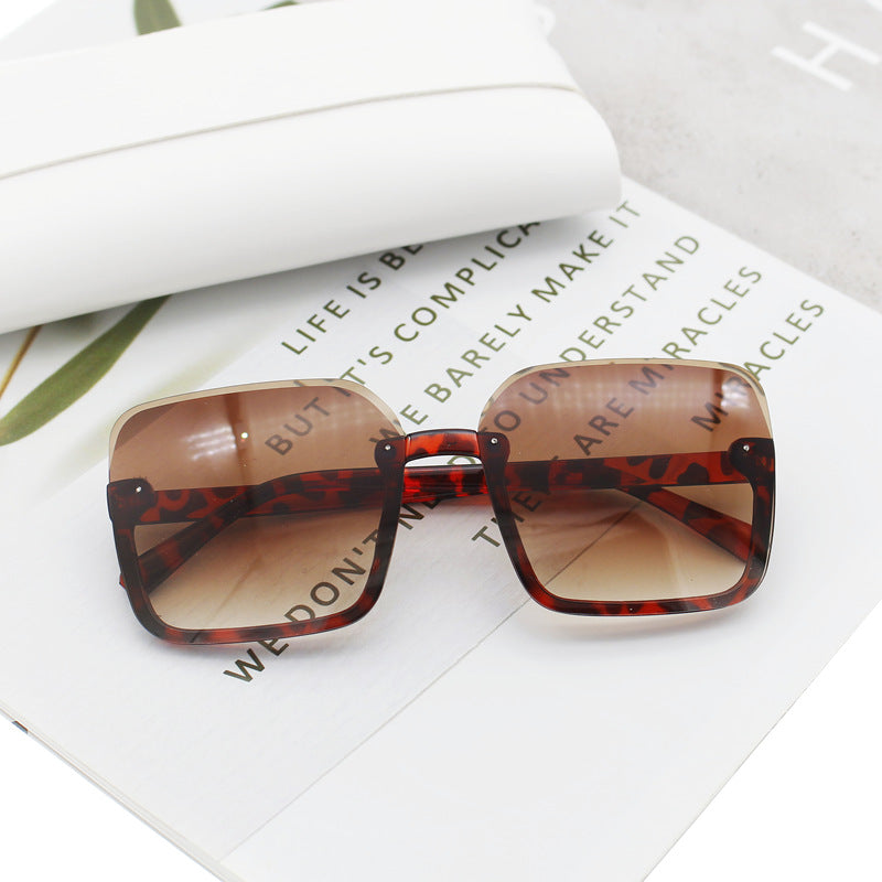 Women’s square sunglasses with extravagant leopard pattern Bowlift