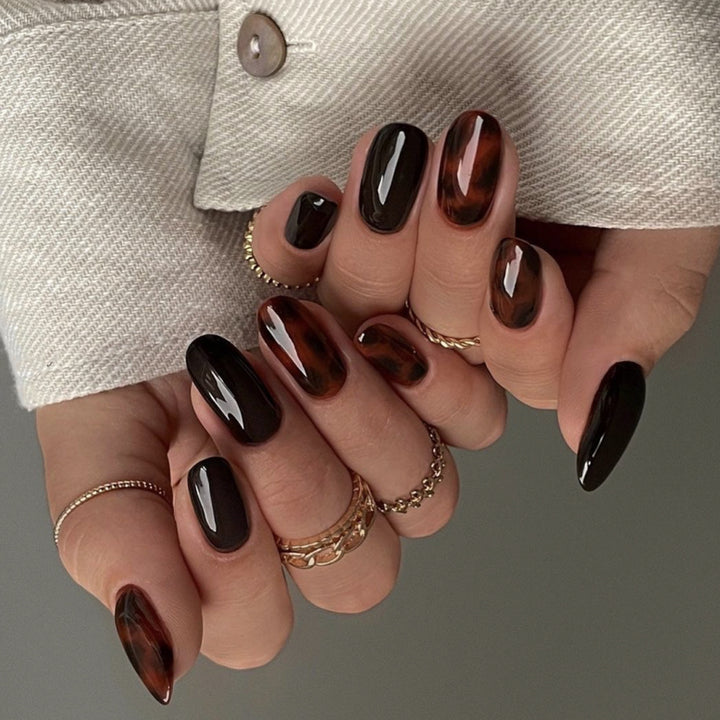 Elegant artificial nails in modern stiletto design Bowlift
