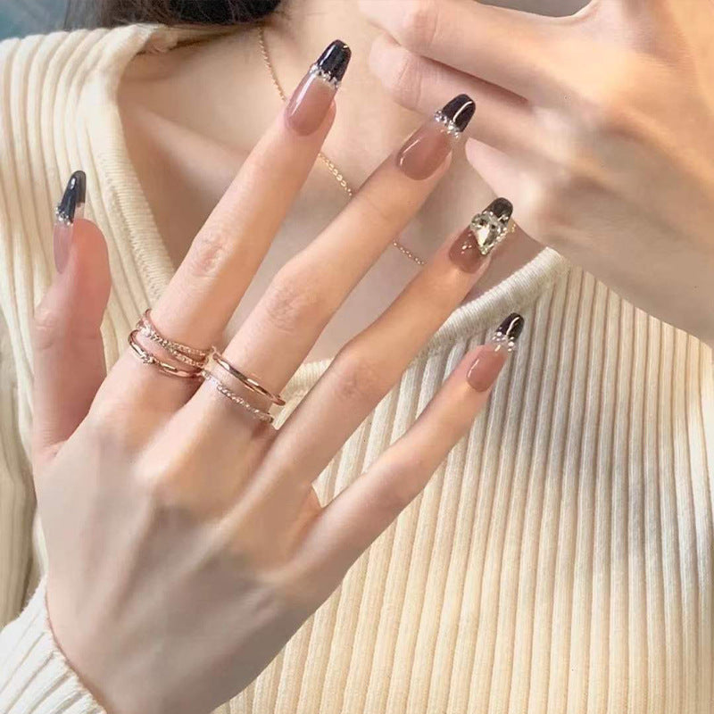 Artificial nails with glamorous pearl details Bowlift