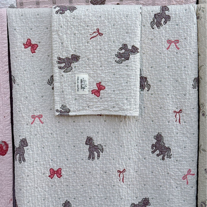 Ladies cuddly blanket with cute horse motif Bowlift