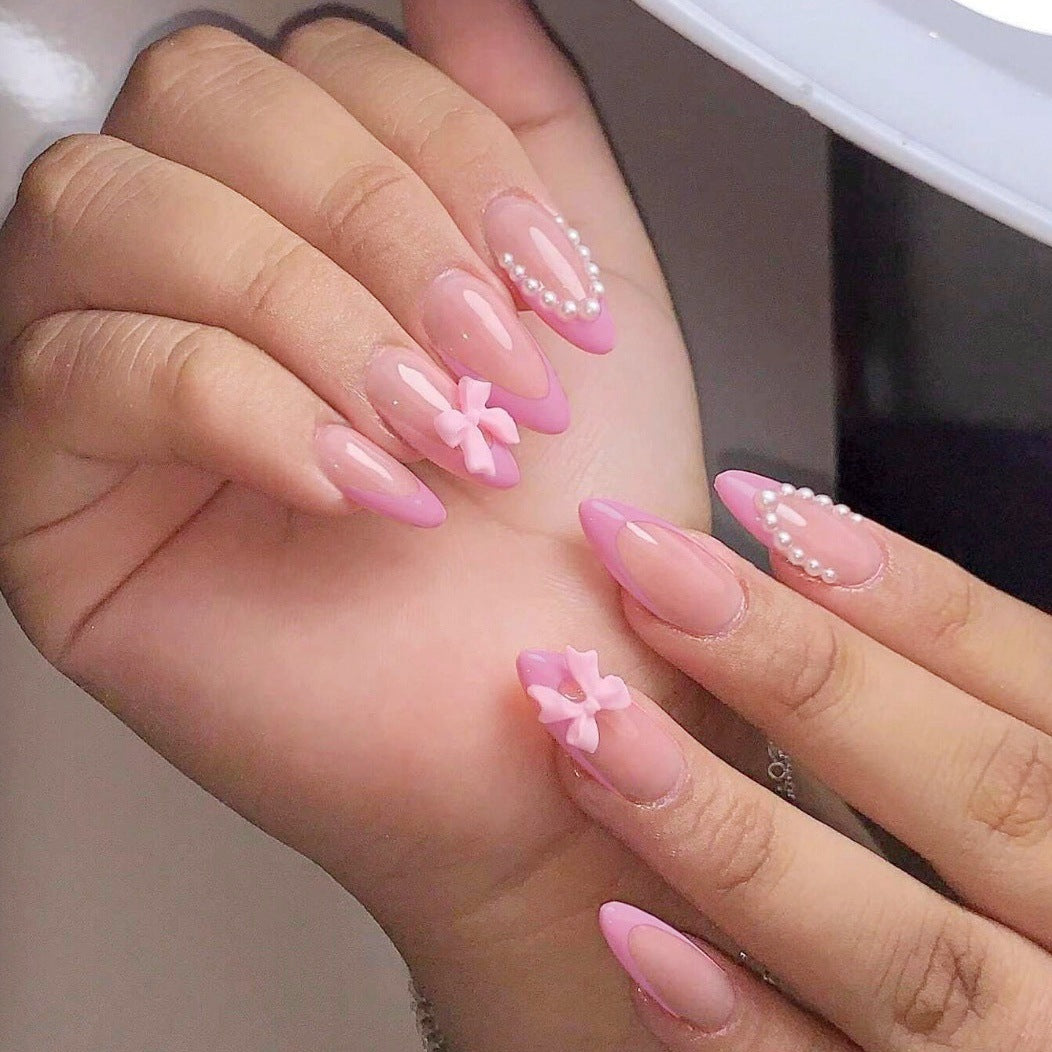 Nail tips with playful flower design Bowlift