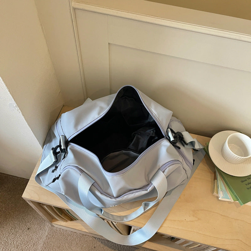 Versatile sports bag with practical interior pocket and detachable shoulder strap Bowlift