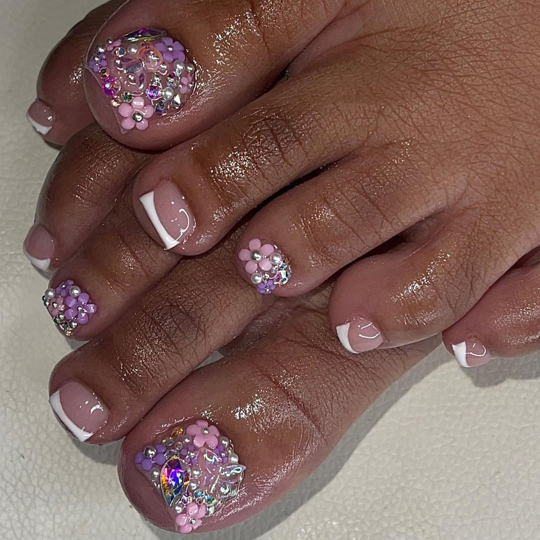 Artful toenail decoration with elegant gold accent Bowlift