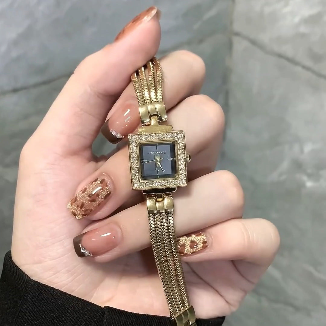 Elegant wristwatch with square dial and luxurious mesh band Bowlift
