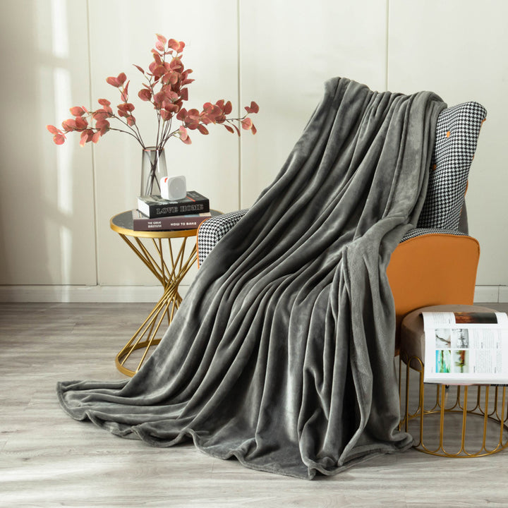 Ladies luxurious fleece blanket with soft texture Bowlift