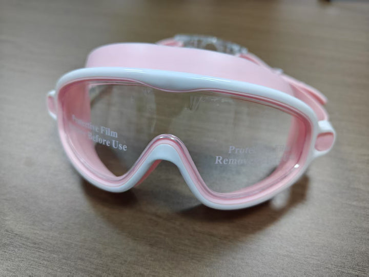Swimming mask with adjustable comfort and clear field of vision Bowlift