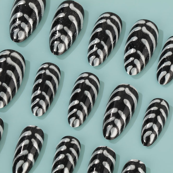 Stylish striped pattern artificial nails Bowlift