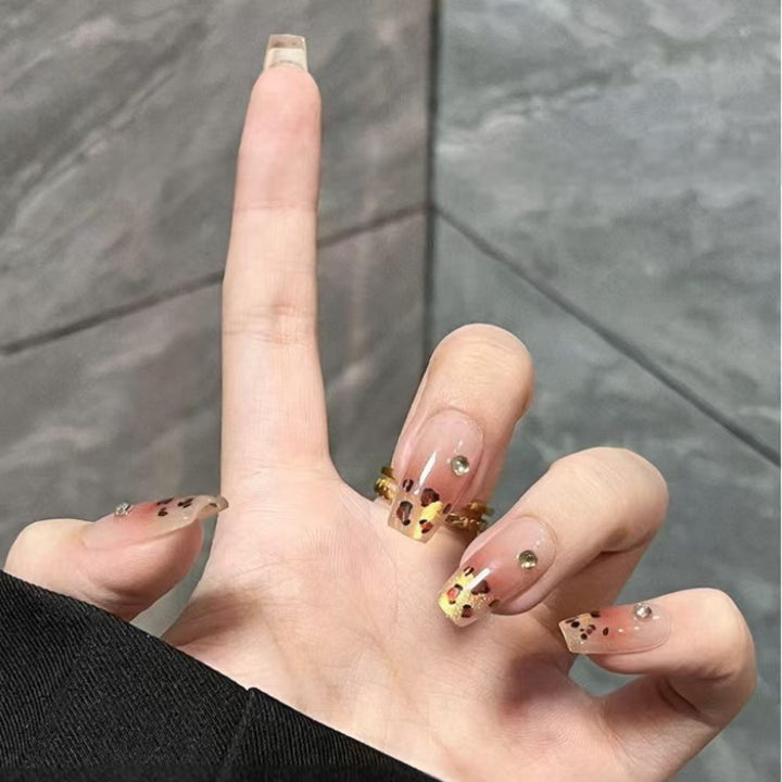 Artificial nails with elegant leopard pattern and glitter accents Bowlift