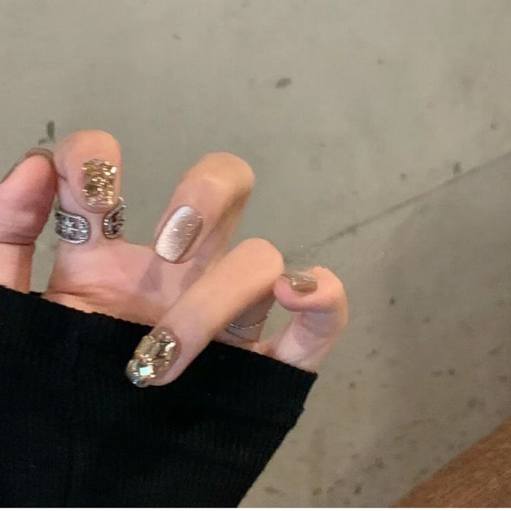 Artificial nail set with elegant glitter pattern and golden accents Bowlift
