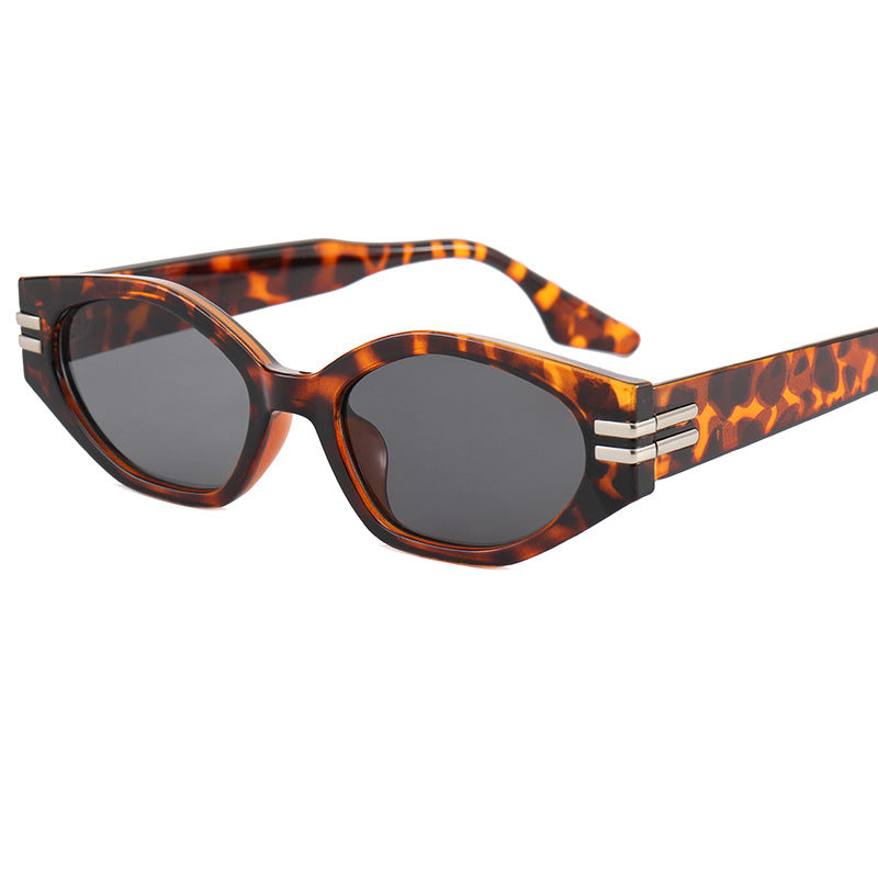 Women striking vintage sunglasses with asymmetric frame Bowlift