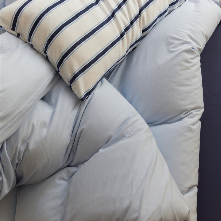 Duvet with cozy microfiber filling and breathable cover