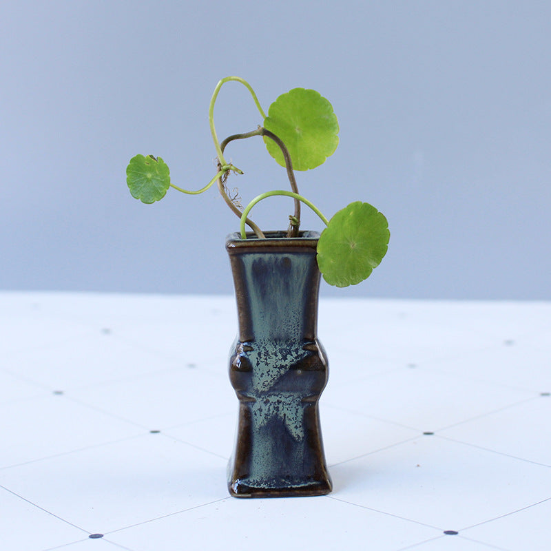 Elegant ceramic vase with artistic design Bowlift