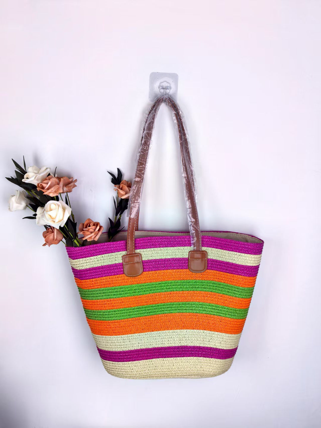 Summery beach bag and sun hat Bowlift