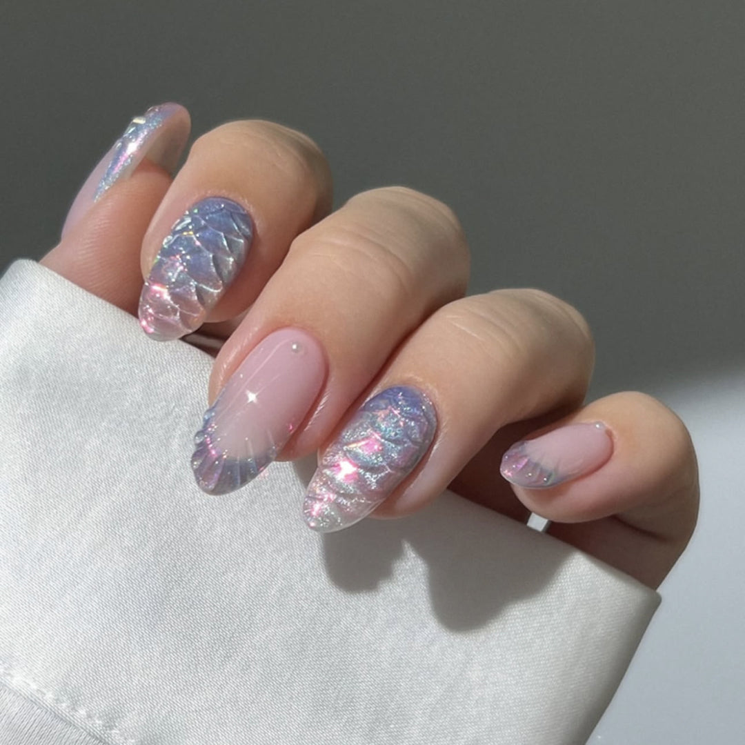 Artful nail extensions with shimmering play of colors and glamorous accents Bowlift