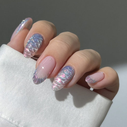 Artful nail extensions with shimmering play of colors and glamorous accents Bowlift