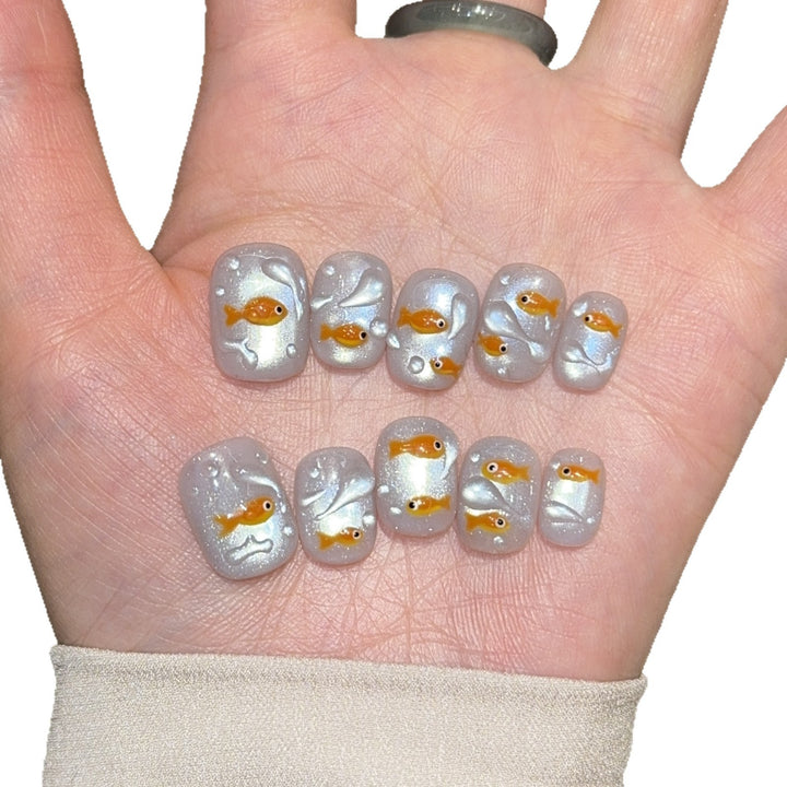 Artificial nails with goldfish design Bowlift