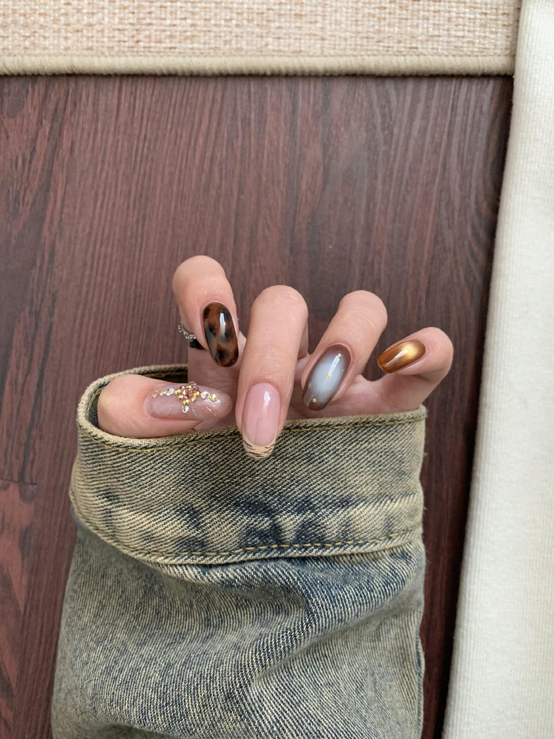 Artificial nail set with elegant patterns and glitter accents Bowlift