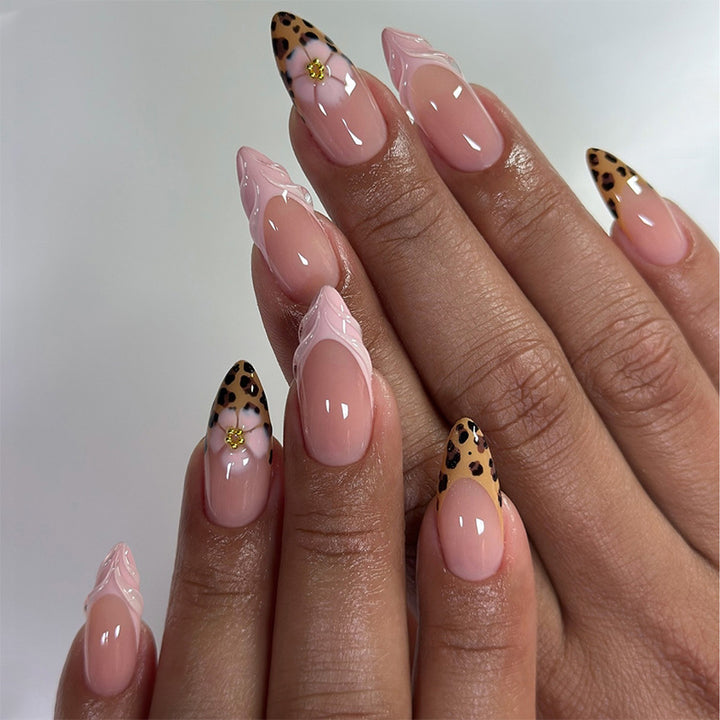 Nail set with trendy leopard design and elegant accents Bowlift
