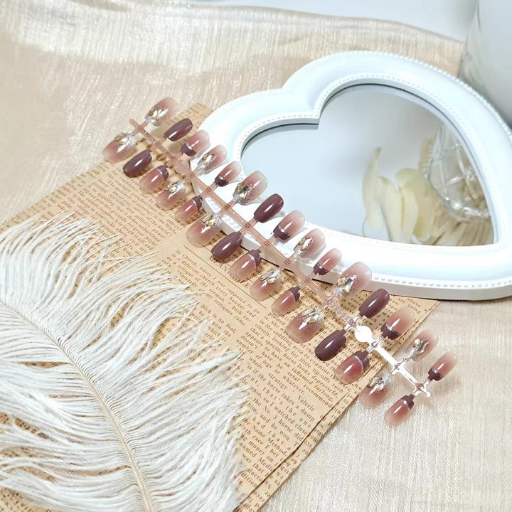 Elegant Artificial Nail Set with Gold Accents Bowlift