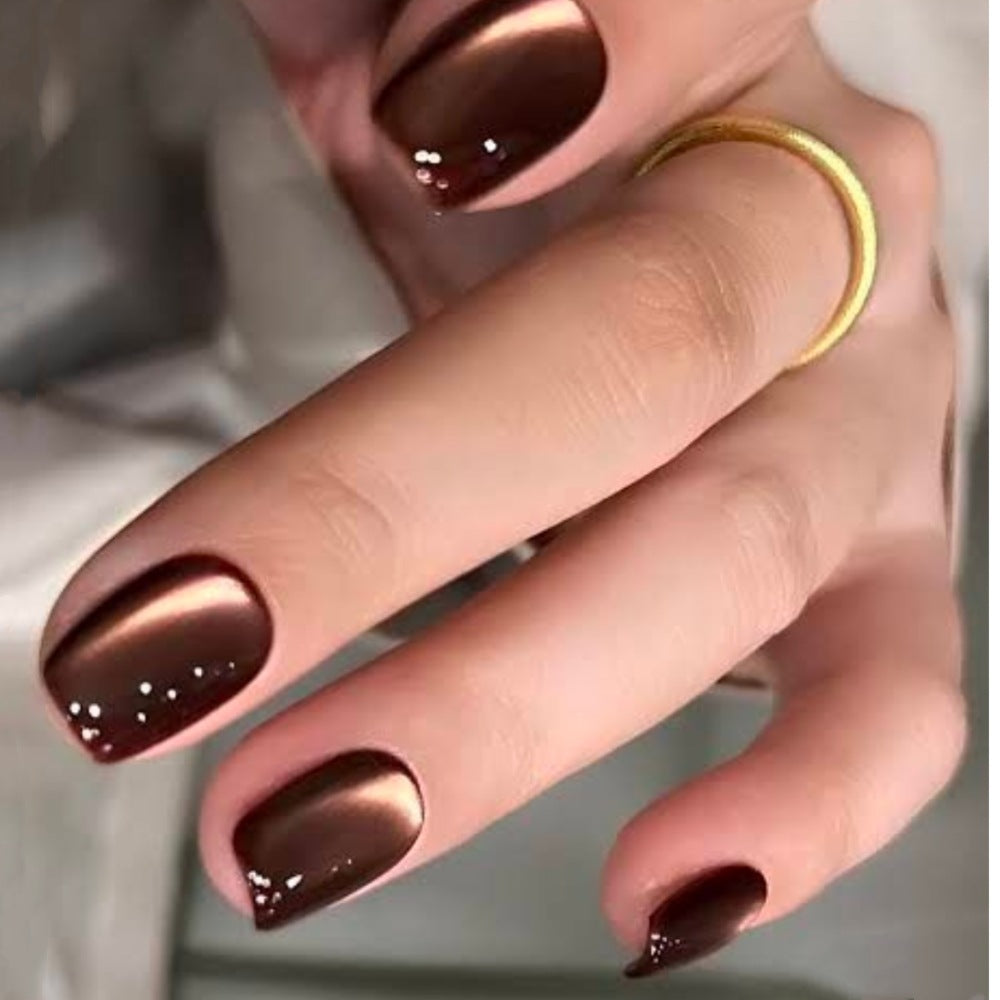 Artificial nails with matte finish and sparkling accents Bowlift