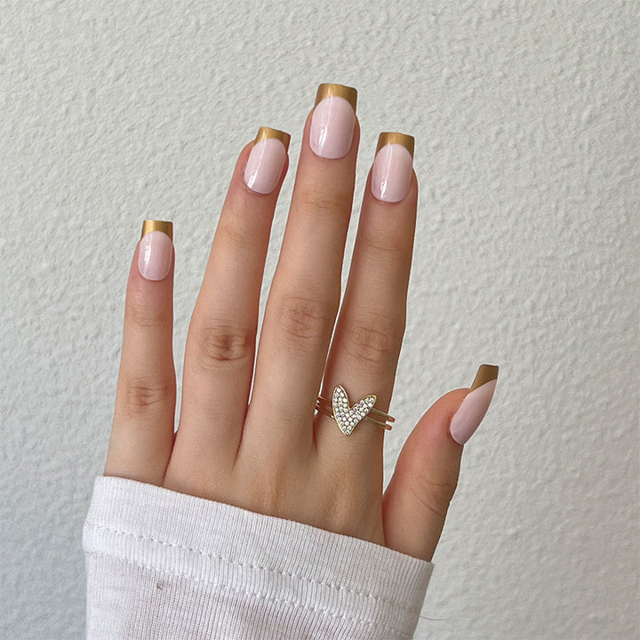 Artful nail extensions with an elegant leaf pattern Bowlift