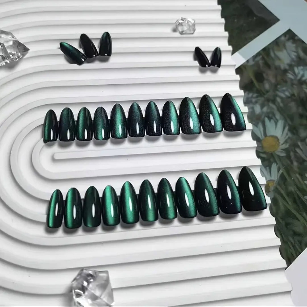 Artificial nail set with elegant high gloss and stiletto design Bowlift