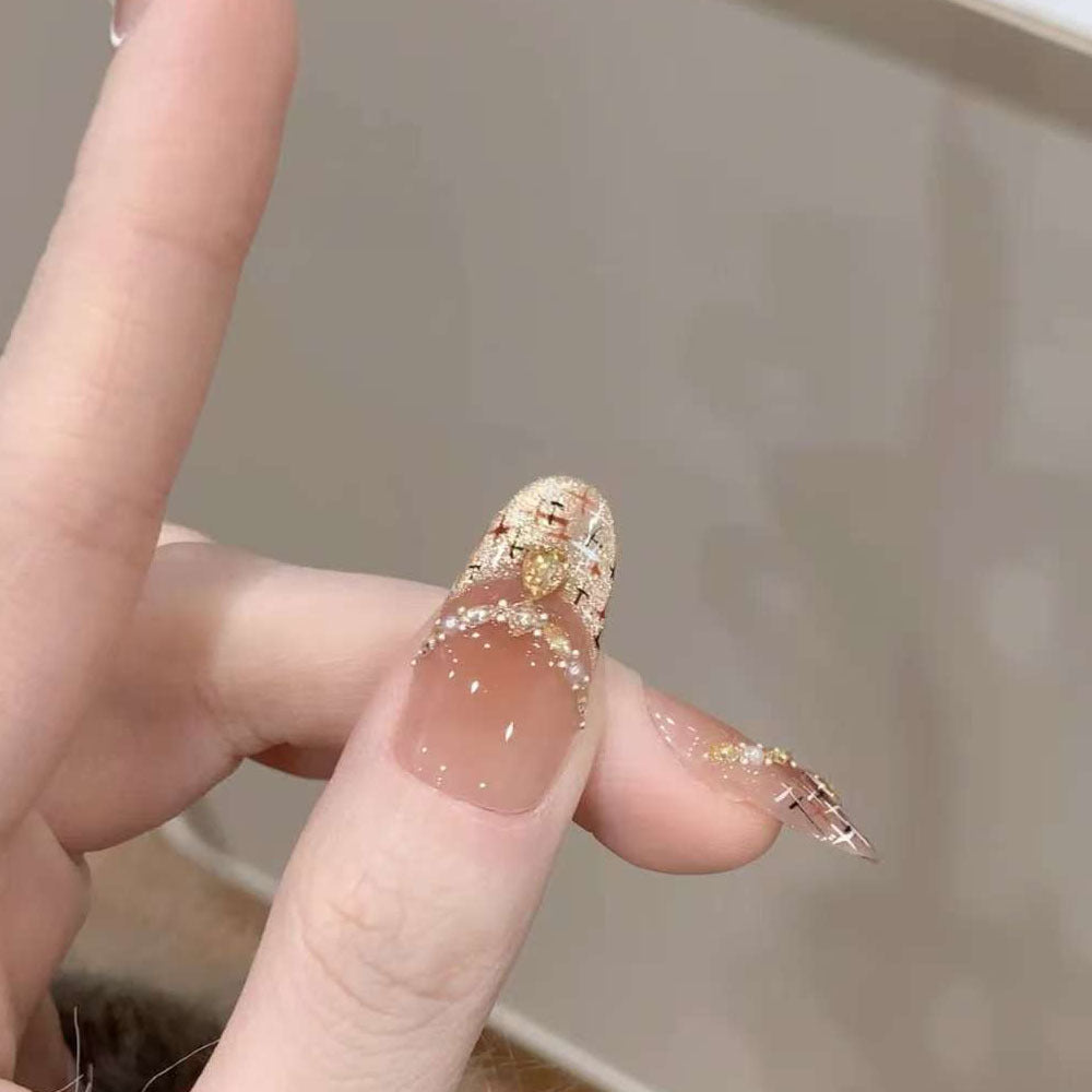Artificial nails with glamorous gold accents Bowlift
