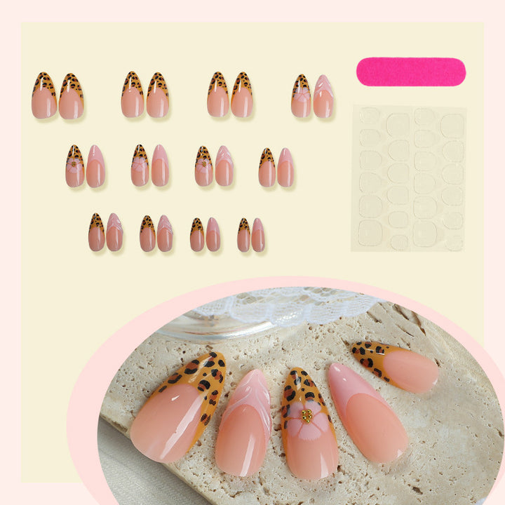 Nail set with trendy leopard design and elegant accents Bowlift