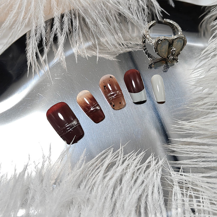 Trendy artificial nails with elegant metallic and gradient effects Bowlift