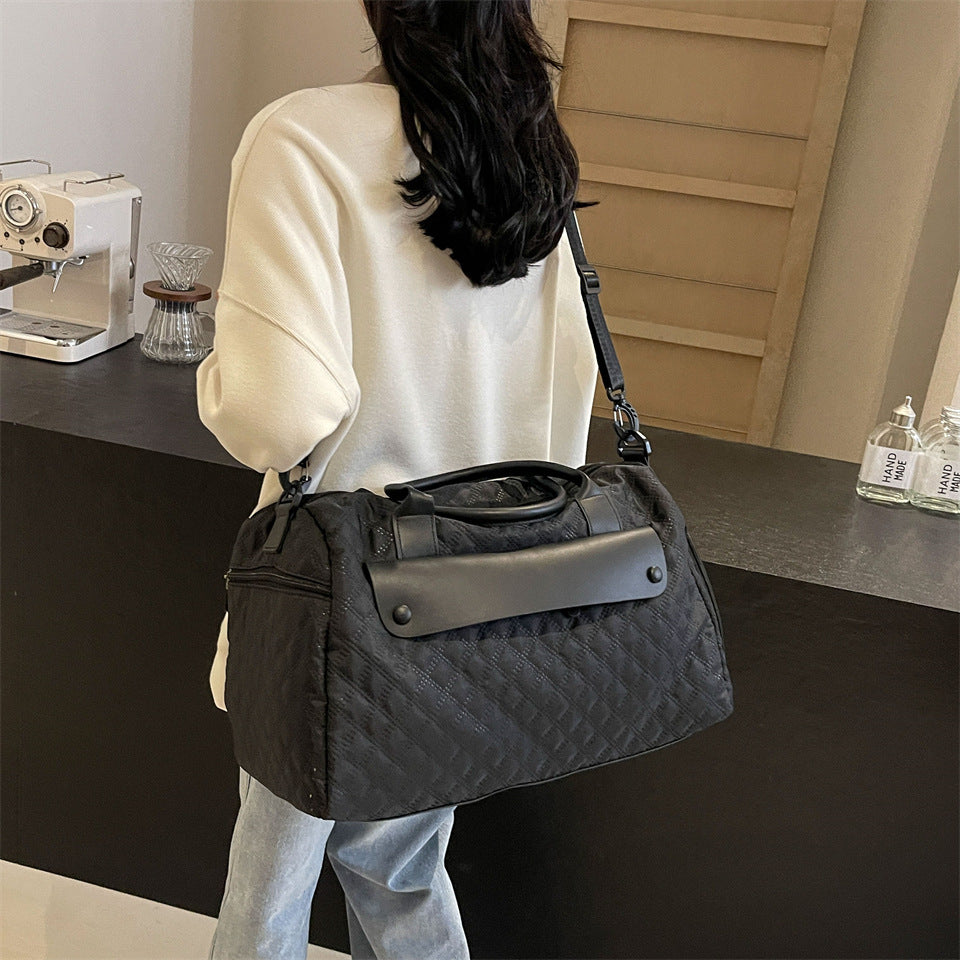 Sporty travel bag with ergonomic carrying system and water-repellent material Bowlift