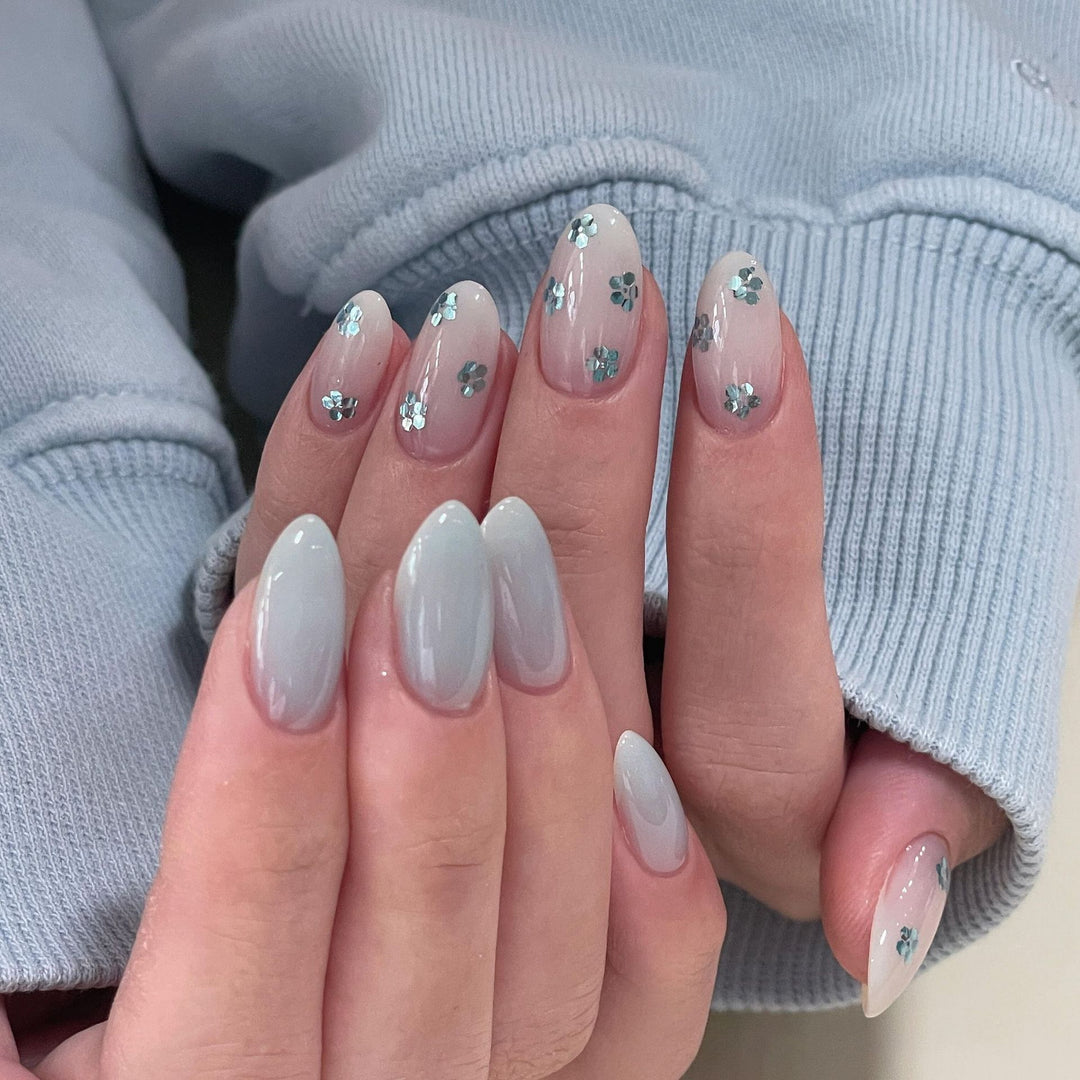 Artificial Nails with Elegant Blue Accents Bowlift