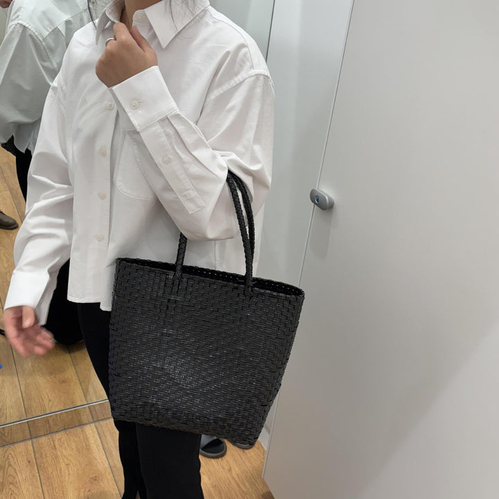 Hand-knotted tote bag with modern wave pattern Bowlift