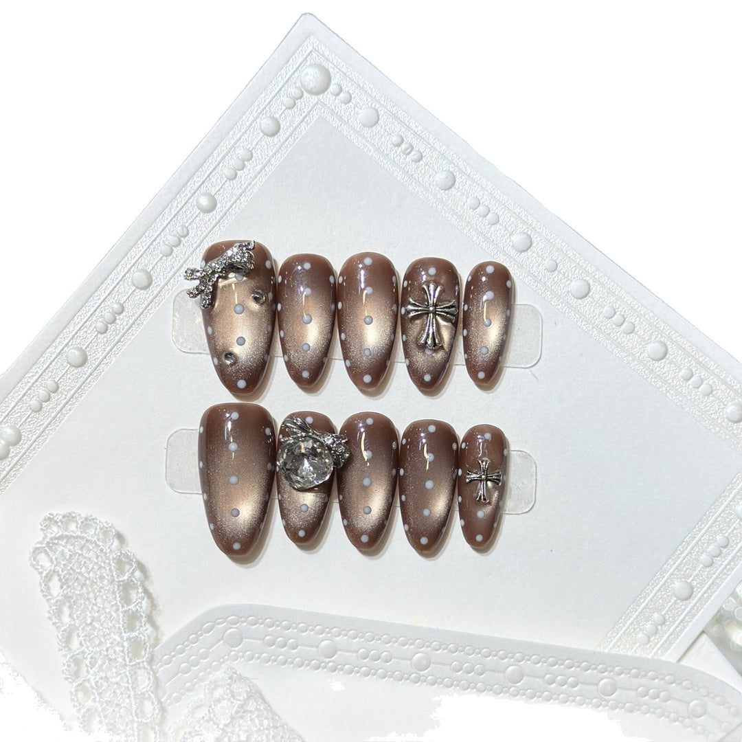 Elegant Press-On Nail Art Set with Distinctive Metallic Accents Bowlift