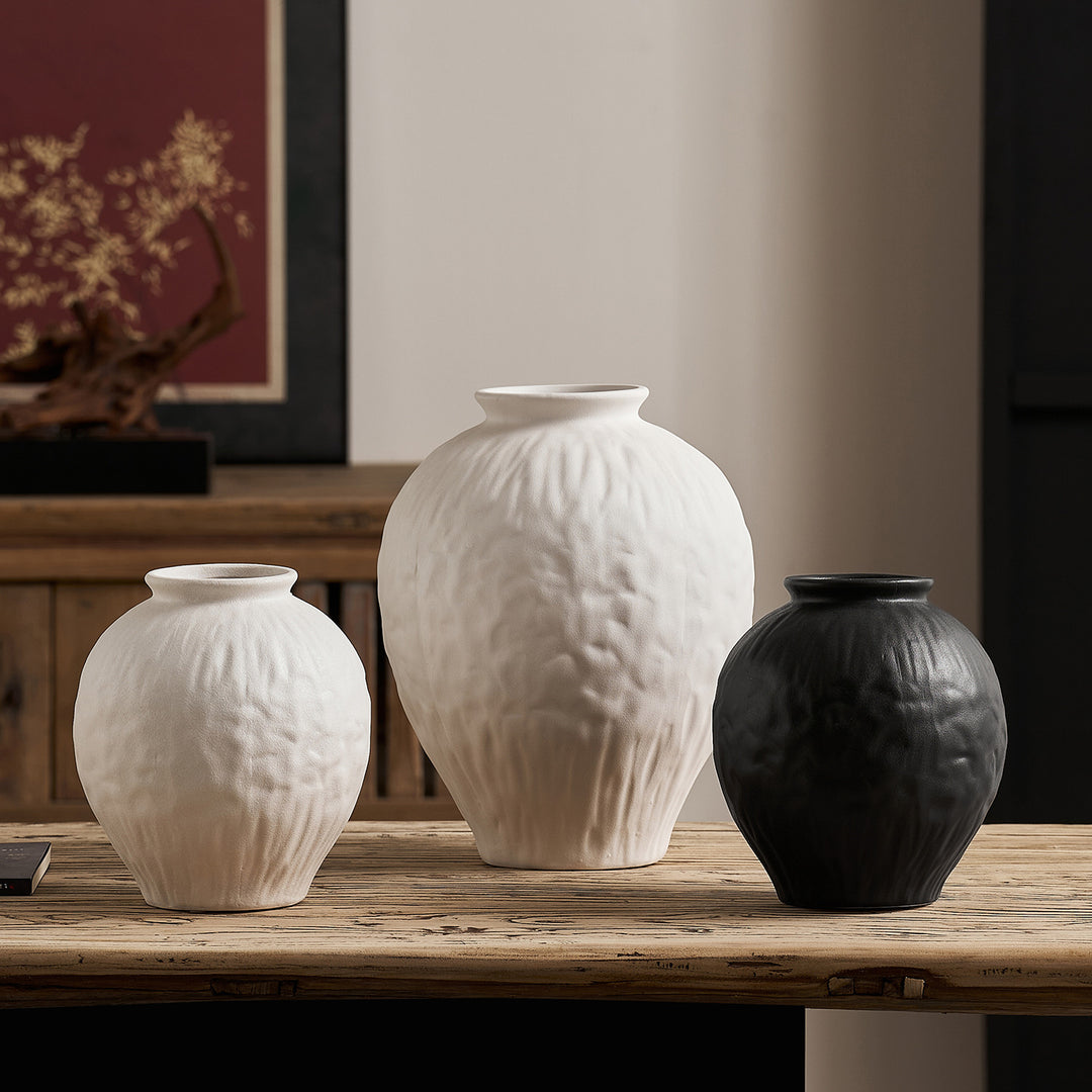 Elegant ceramic vase with texture Bowlift