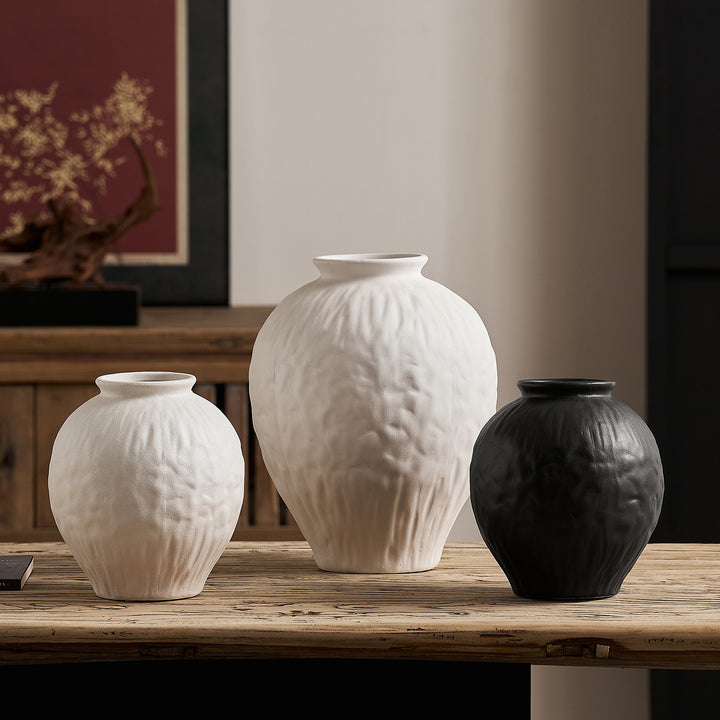 Elegant ceramic vase with texture Bowlift