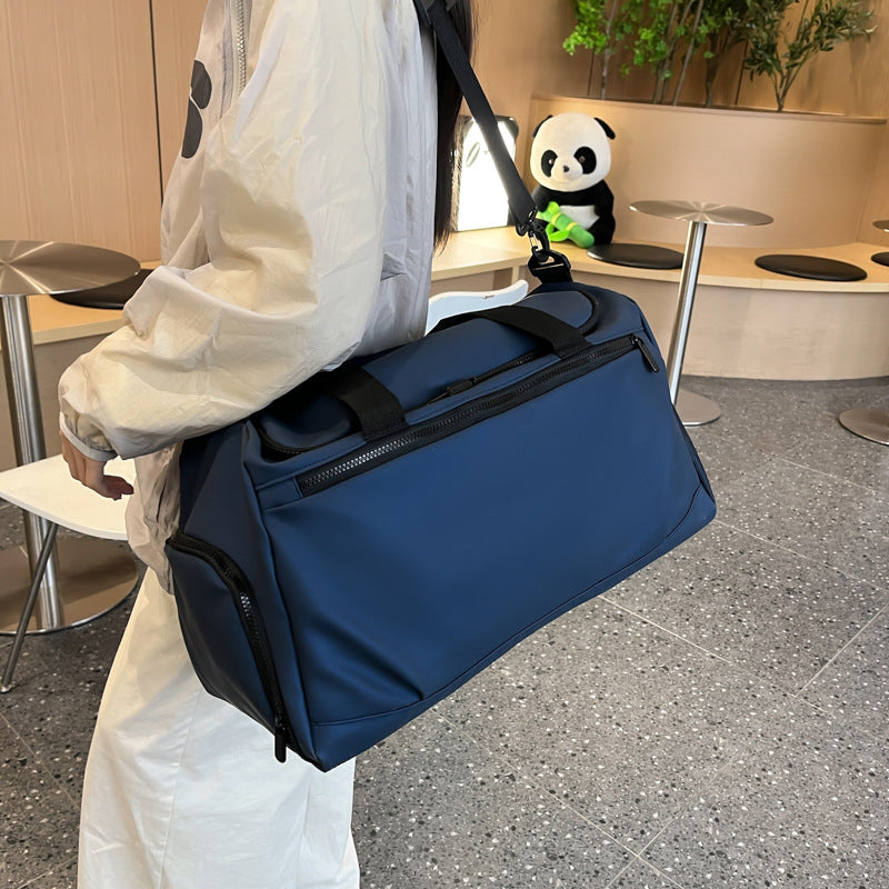 Sporty travel bag with reinforced carrying handles and multiple compartments Bowlift