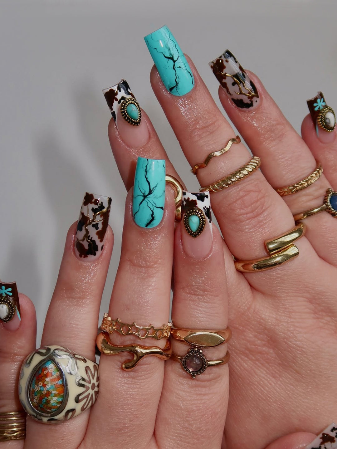 Artful fingernails with unique marble and jewelry design Bowlift