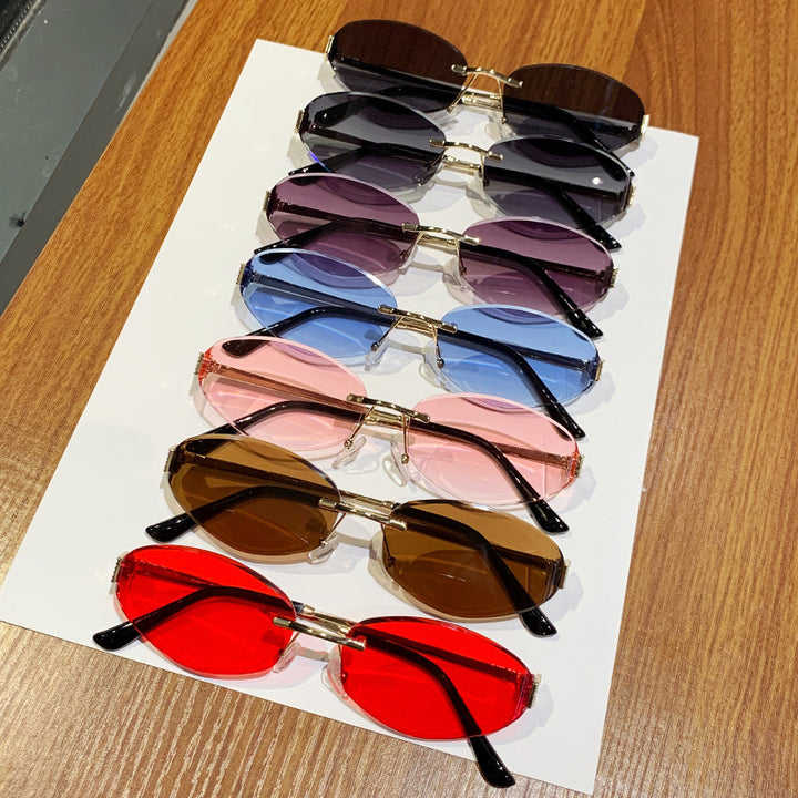 Ladies sunglasses in modern oval design with contrasting frame Bowlift
