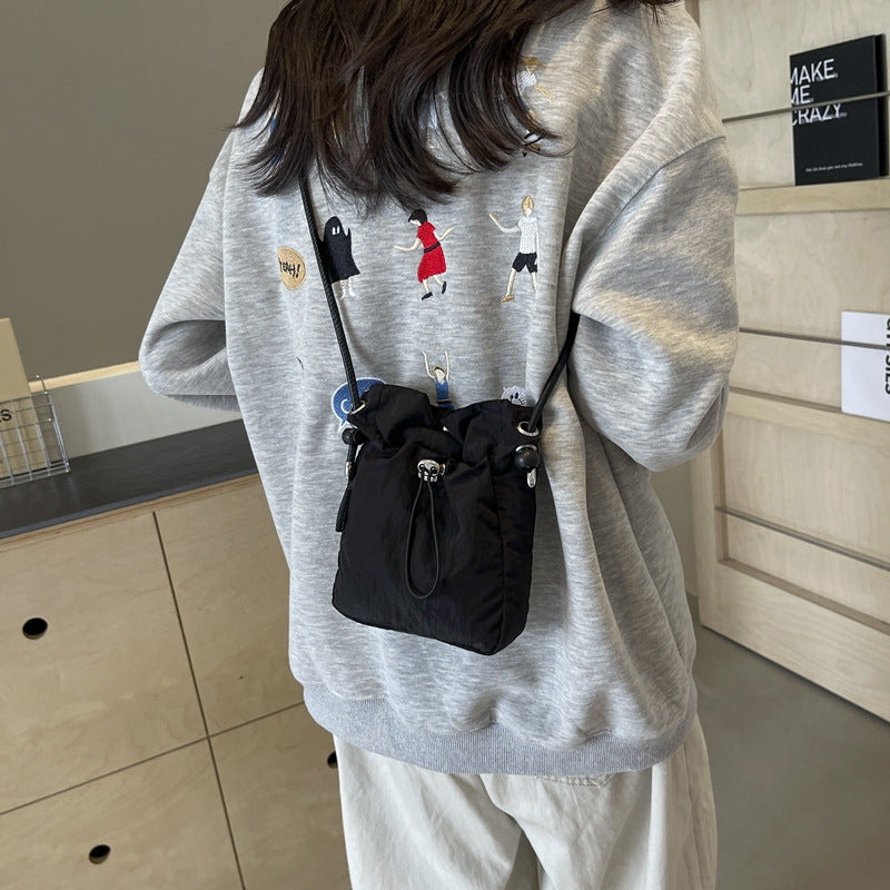 Practical shoulder bag with adjustable carrying system Bowlift