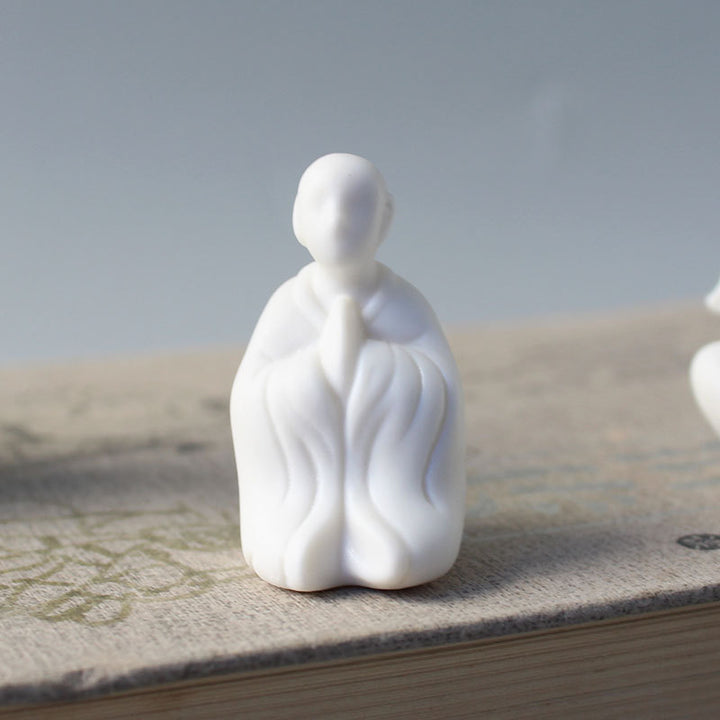 Decorative porcelain figure Bowlift