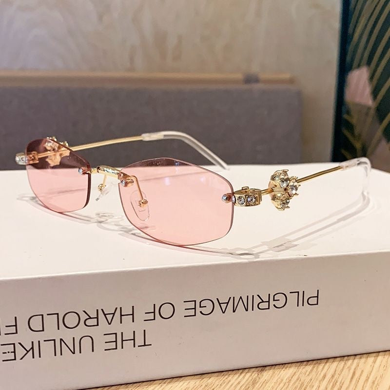 Fashionable sunglasses with luxurious golden accents Bowlift