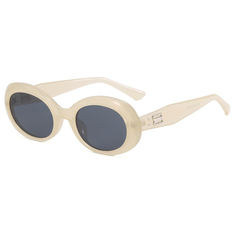 Women Retro-inspired Sunglasses with Wide Frame Bowlift