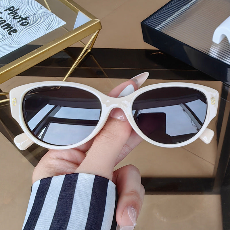 Ladies Cat-Eye Sunglasses with Modern Plastic Frame Bowlift