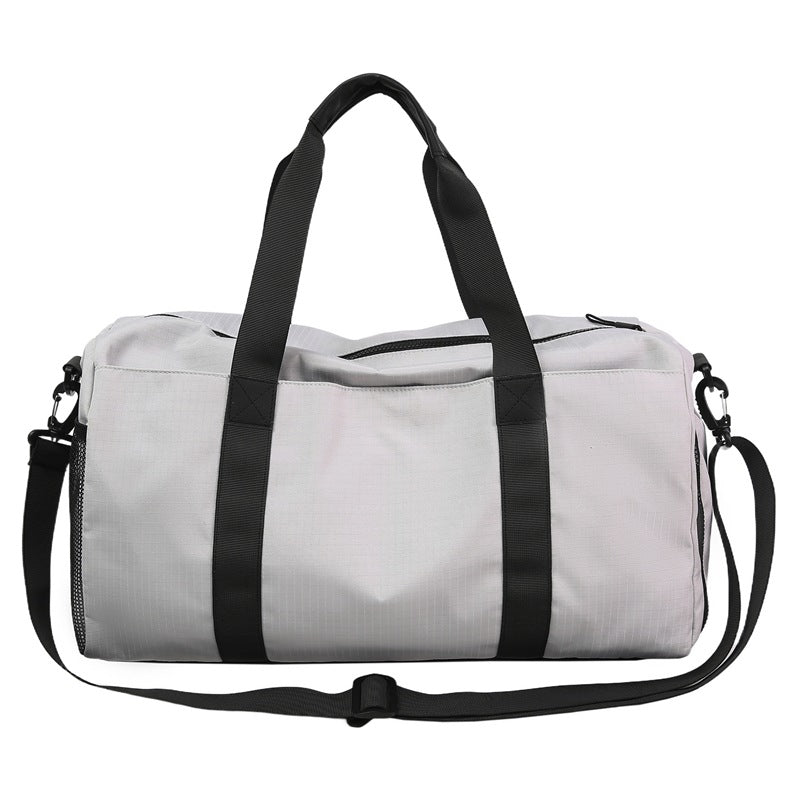 Sporty travel bag with reinforced carrying system and secure interior Bowlift