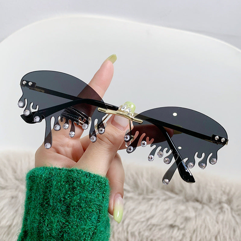 Ladies striking sunglasses in fluid design Bowlift