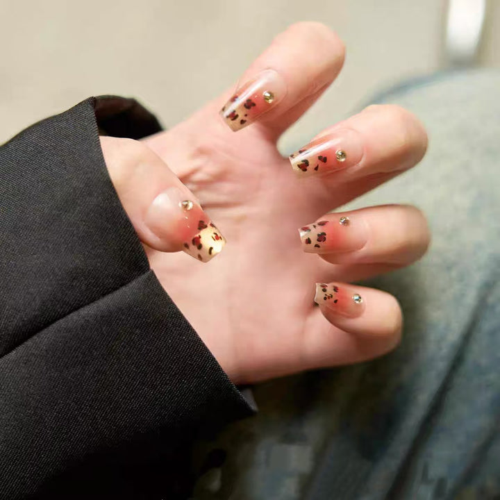 Artificial nails with elegant leopard pattern and glitter accents Bowlift