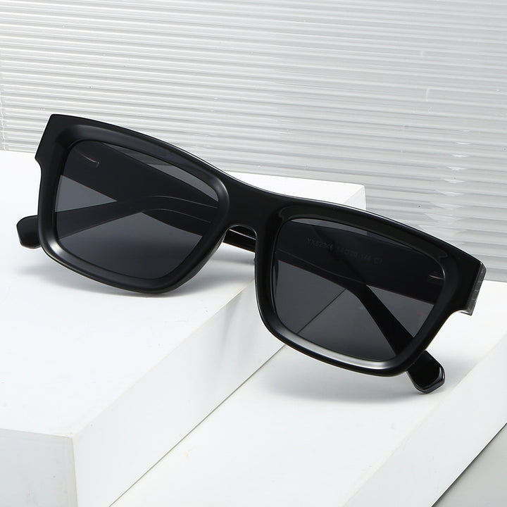 Women's sunglasses in an urban, angular design with metallic accents Bowlift